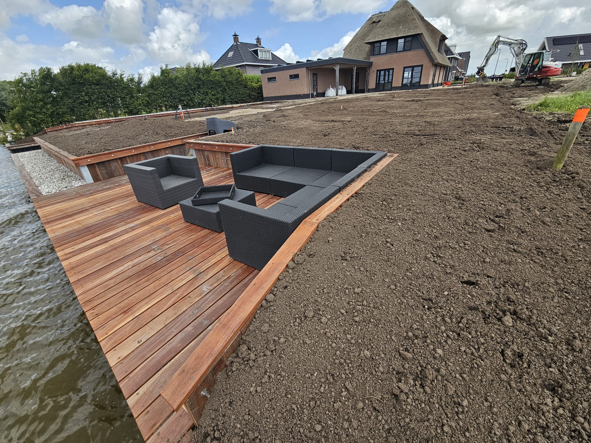Tuinaanleg bij woning aan het water — foto 2