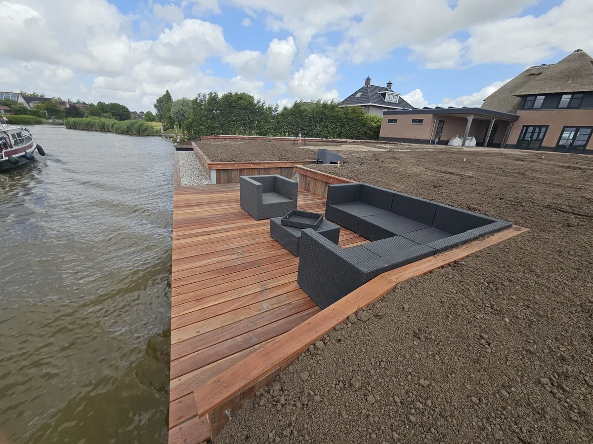 Vlonderterras aan het water